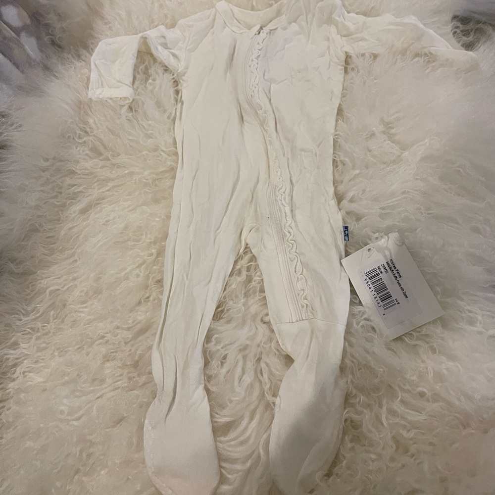Kickee Pants Solid Muffin Ruffle Footie with Zipper 0-3 mo